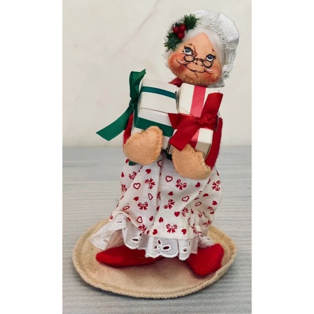 Vintage 1989 Annalee Mobilitee Christmas Dolls Mrs. Claus Holding Presents